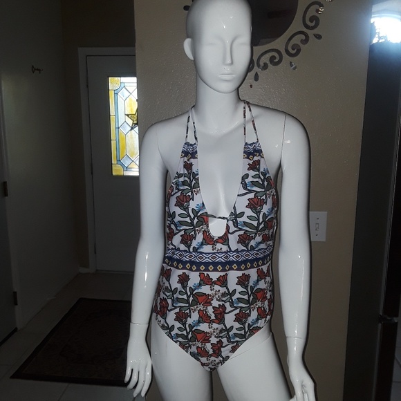 Cupshe swumining wear - Picture 3 of 5